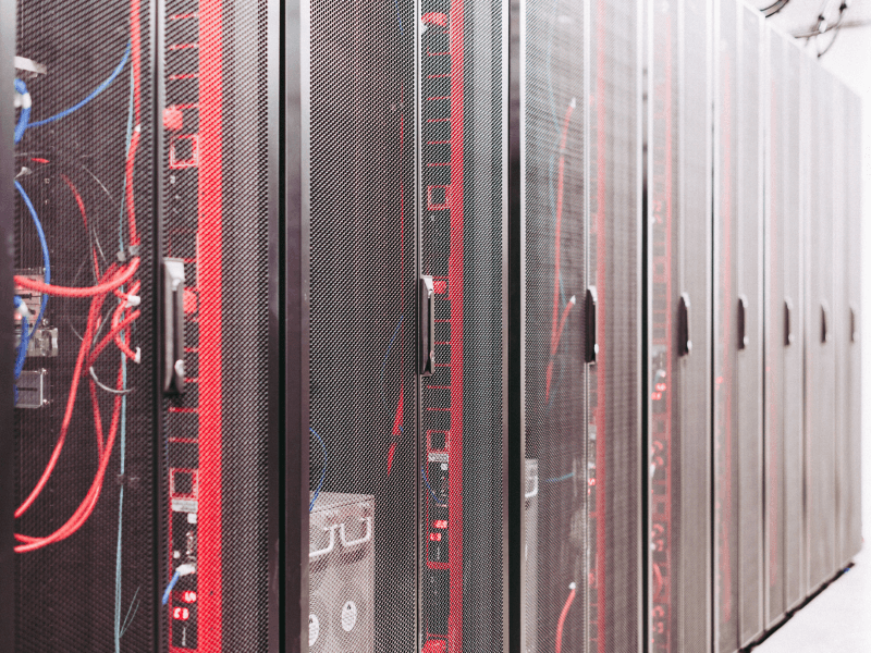 Corredor de racks com os equipamentos todos em operação.